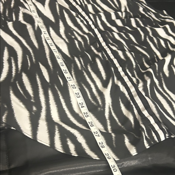 Vince Camuto Black and White Patterned Button Down Shirt - Picture 8 of 8